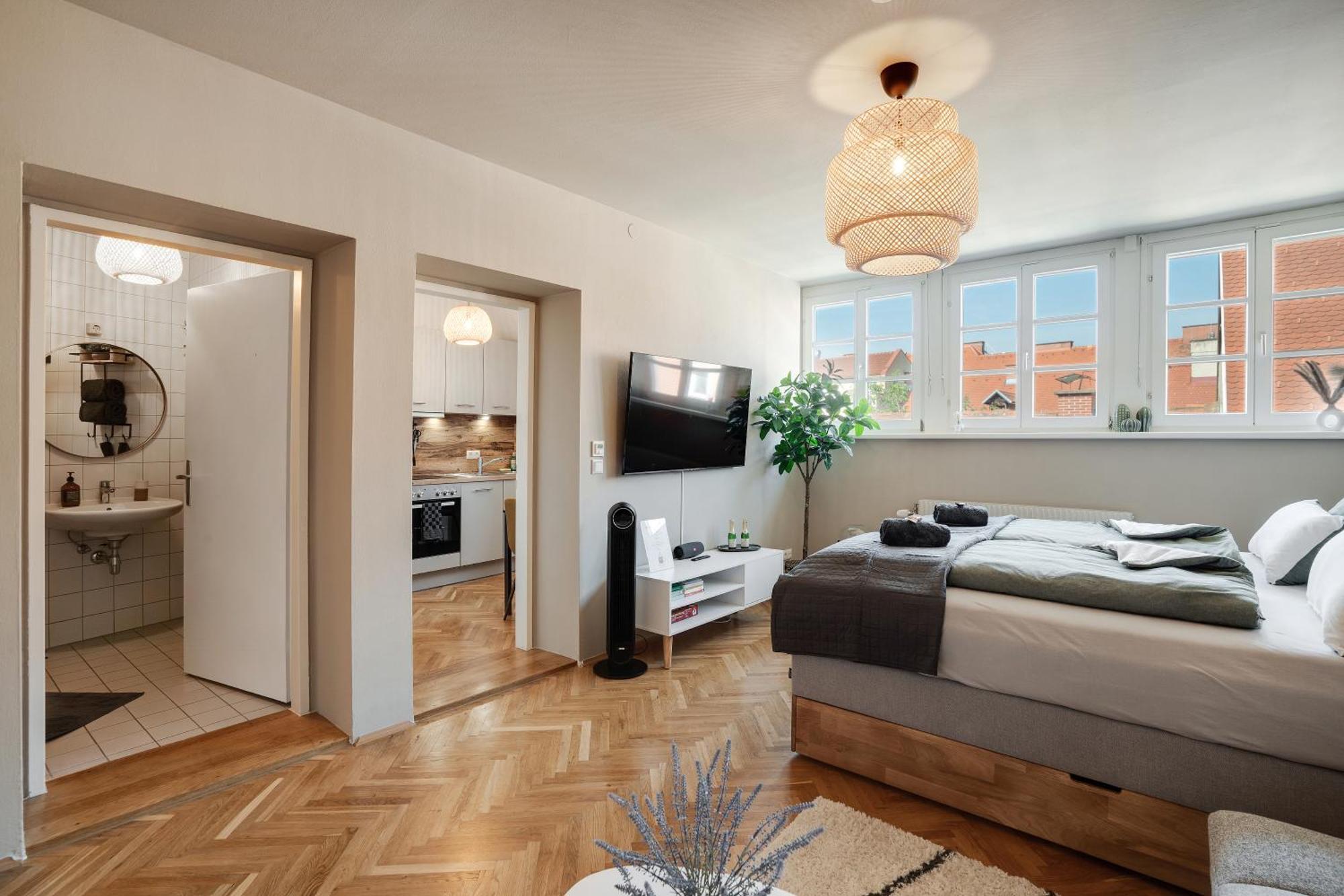 Boho Design Studio - Historic City Center With Free Parking & Aircon By Hero Homes Graz Exterior foto